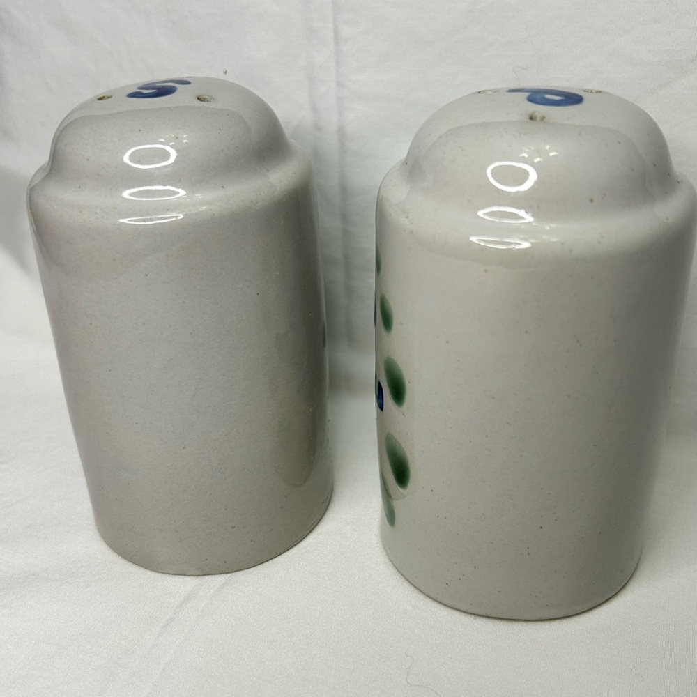 M. A. Hadley Stoneware Salt & Pepper Set Blueberries VINTAGE MADE U.S.A. 4.5X2.5 - Picture 4 of 9